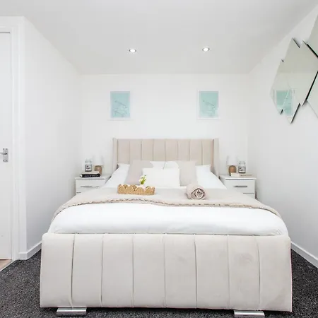 Modern Cozy Flat 6 Mins To Parking & Wifi *