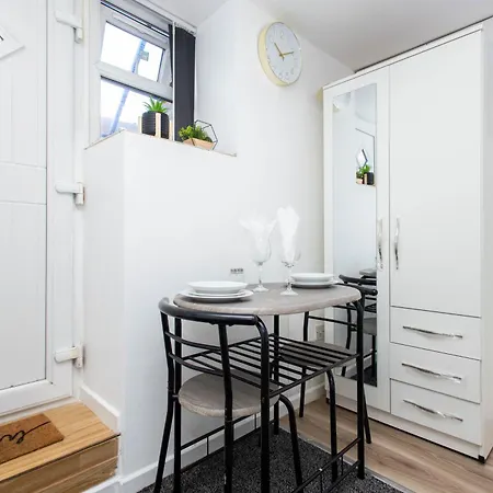 Modern Cozy Flat 6 Mins To Parking & Wifi