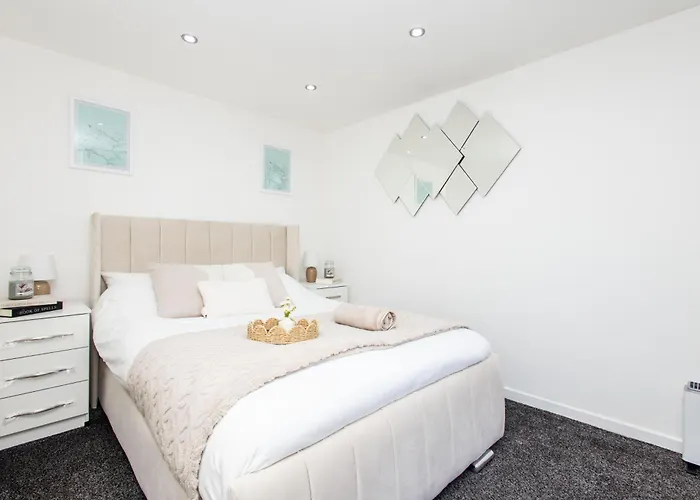 Modern Cozy Flat 6 Mins To Parking & Wifi بيت للعطل ليدز