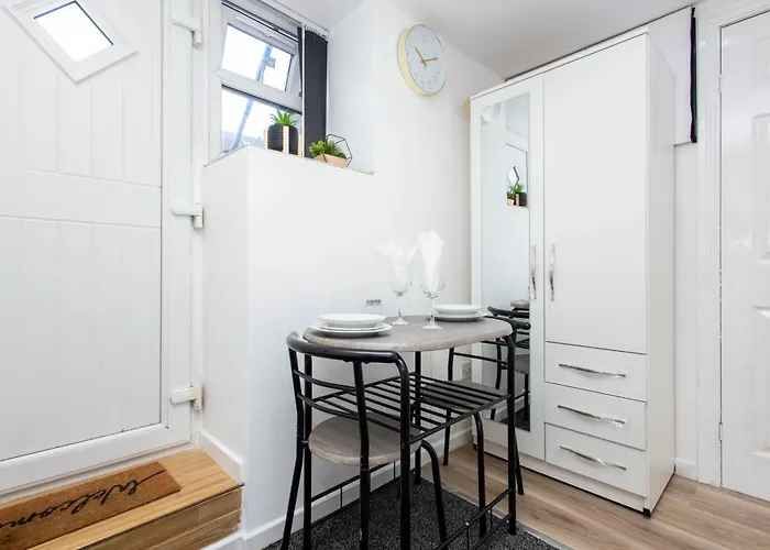 Modern Cozy Flat 6 Mins To Parking & Wifi