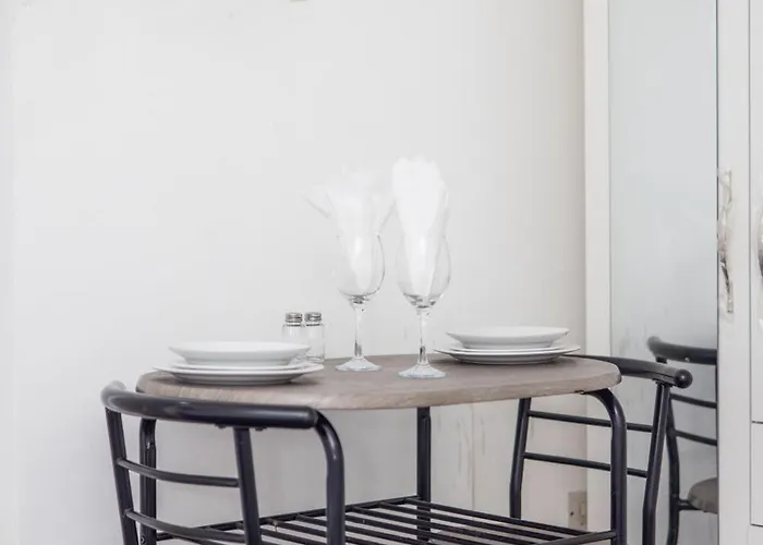 بيت للعطل Modern Cozy Flat 6 Mins To Parking & Wifi *