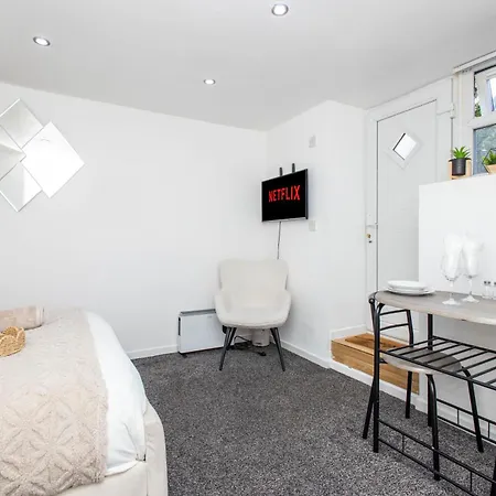 Ferienhaus Modern Cozy Flat 6 Mins To Parking & Wifi