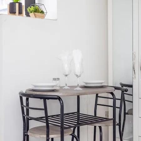 Ferienhaus Modern Cozy Flat 6 Mins To Parking & Wifi *