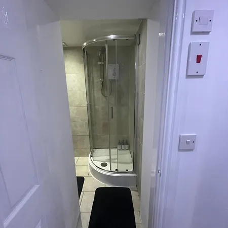Modern Cozy Flat 6 Mins To Parking & Wifi Prázdninový dům *