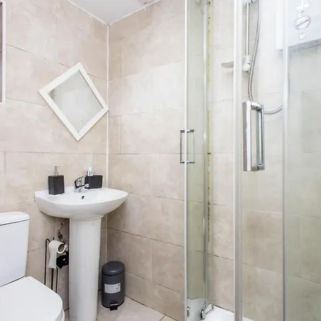 Modern Cozy Flat 6 Mins To Parking & Wifi Prázdninový dům