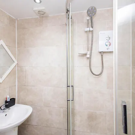 Modern Cozy Flat 6 Mins To Parking & Wifi Leeds (West Yorkshire)