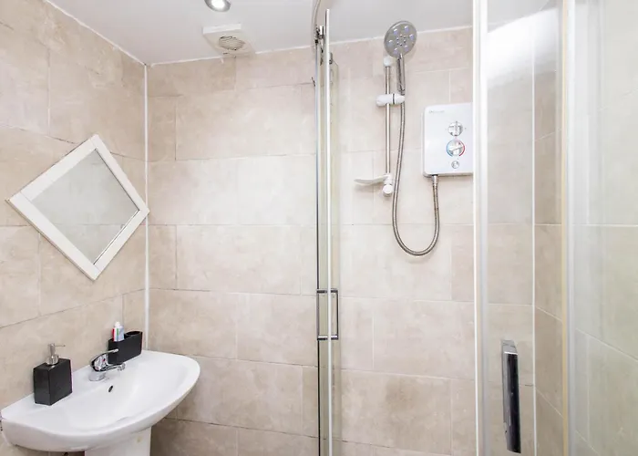 Modern Cozy Flat 6 Mins To Parking & Wifi Лидс